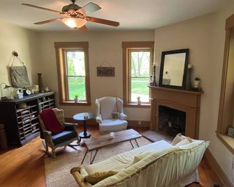 Tranquil 1834 Homestead, 2-story deck, fire pit, & pet friendly. - Fairborn - Stue