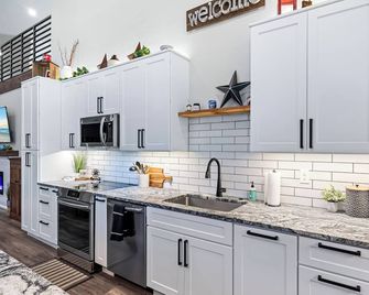 The Main Barndo Plus 9 Bungalows @barndobungalows - Granbury - Keuken