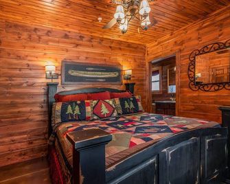 Charming Log Cabin with Hot Tub and Grill - Cozy Family Retreat - Ridgedale - Bedroom
