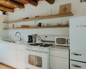 Hot Tub + Pool! Yucca Suite at The Desert Compass - Αλμπουκέρκι - Κουζίνα