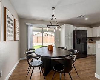 Newly Renovated, Modern & Cozy 3-bedroom home in El Mirage, AZ - El Mirage - Comedor
