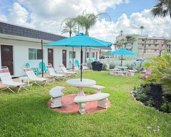 Carousel Suites #1- Coastal Studio steps to the Beach! - Redington Shores - Patio