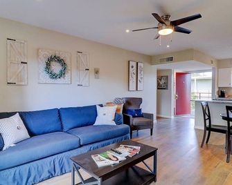 Comfy 1-Bdrm Condo in Heart of Old Town - Scottsdale - Living room