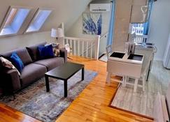 King Loft Suite - Beautiful 1 Bedroom Loft apartment in Olde Charlottetown - Charlottetown - Living room