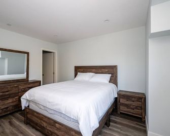 Spacious 3BR Townhome All Bedrooms w Private Baths - San Jose - Bedroom