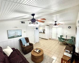 Waterfront Escape 5Mins to Casino And Beach Free ParK - Bay Saint Louis - Pokój dzienny