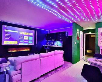 No Fee, Vip Movie And Fireplace Nature Beach Oasis - Gulfport - Lounge