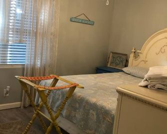 Quaint, quiet tabby cottage under the live oaks Mid Island St. Simons Near Food - Brunswick - Chambre