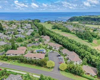 Corner studio with fast WiFi, expansive mountain views, pool, & grills - Princeville - Building