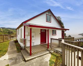 Cozy home with hot tub, incredible ocean views, WiFi & private deck - Trinidad - Edificio