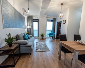 Romantiv Sunset on Lake - Mamaia - Essbereich