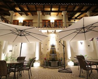 Hotel Provincia - סן קריסטובל דה לס קאסאס - פטיו