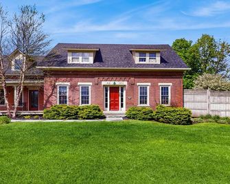 Welcoming studio w/ full kitchen, futon, partial AC - close to skiing & hiking - Stowe - Edificio