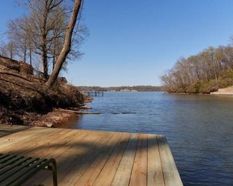 Studio, Custom Lakeside Experience w Kayaks & King - Muscle Shoals - Vista del exterior