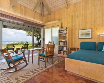 Waipuna Hale: Oceanfront Cottage w/Panoramic Views, Yard, & Private Beach Access - Laie - Living room