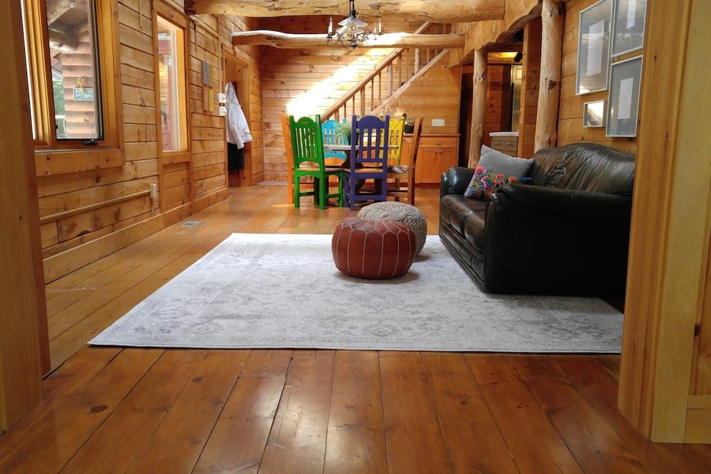 Log style home 4 miles to Catamount with fitness room
