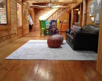 Log style home 4 miles to Catamount with fitness room - Egremont - Living room