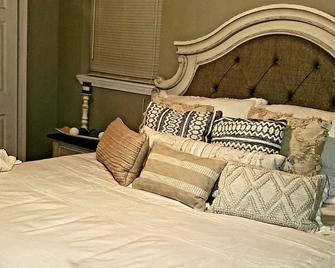 Cozy 4 bedroom sleeps 9 comfortably - Pascagoula - Bedroom
