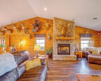 Spacious Ozarks Family Home - Private Pool & Grill - Leasburg - Wohnzimmer