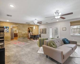 1800's Totally restored Estate w/ 5 bedrooms, pool, hot tub, and pickle ball! - Heath - Living room
