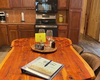 Beautiful Longhorn Lodge at Lake Texoma! - Gordonville - Comedor