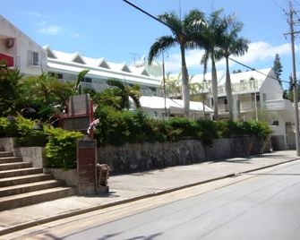 Petit Hotel Key West Club - Onna - Edificio