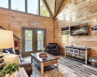 Private & Quiet! Heated Indoor Pool, Views, Hot Tub, Game Room, Free Tickets! - Pittman Center - Living room