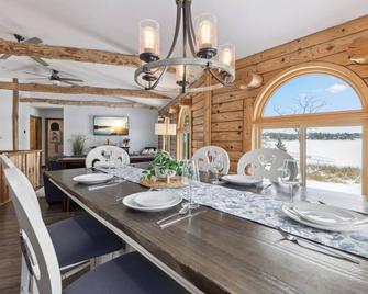 Lakeside Log Cabin w/Firepit, Dock, King Bed, Game Room, Scenic Relaxation - Baxter - Jídelna