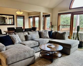 Luxurious Mountain Escape on 14 acres with Hot Tub - Pine - Sala de estar