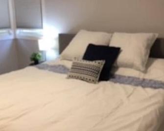 Close to Downtown 3 Bedroom Duplex - Lethbridge - Bedroom