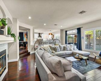 Buddha Gem, Central 6 Bed Room Luxury Home with Pool Hot Tub Game Room and much more - Henderson - Living room