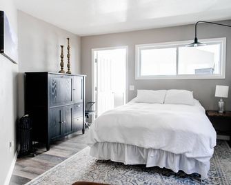 Bright 1BR in Historic Home Walk to UM & Downtown Mid-Term Stays Allowed - Missoula - Bedroom