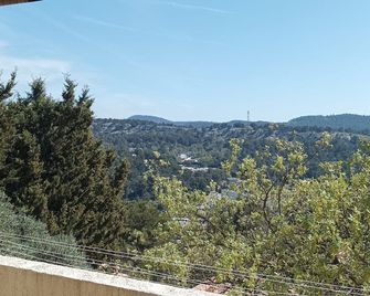 6 km from Cassis, 20 from Marseille garden level villa: Carnoux. Nice view - Carnoux-en-Provence - Balcon