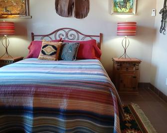 Casita with Santa Fe Walls & Privacy Gates - Wickenburg - Bedroom