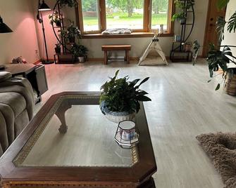 Cozy 2-bedroom house in welcoming Shawano! - Shawano - Вітальня