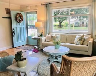 Cottage near Vancouver Lake! Cozy, Clean, & Comfortable w/ new Pickleball Court! - Vancouver - Sala de estar