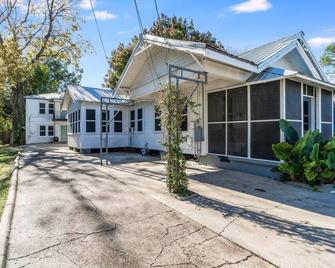 Jefferson Home Room 2 - Lafayette - Building