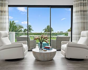 Tranquil Island vibe of the Caribbean with a healthy dose of posh - George Town - Living room