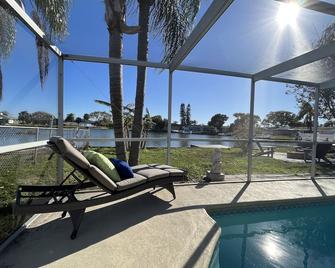 Lakefront Paradise with Private Pool - Holiday - Piscina