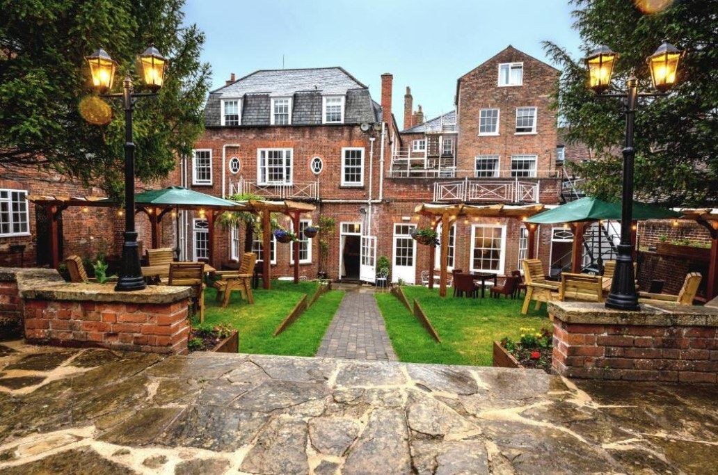 The Chequers Hotel thumbnail 3