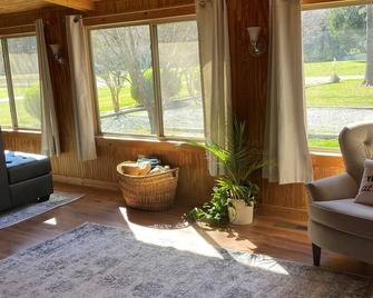 Cozy log cabin, centrally located with covered storage for an RV/Boat - Stanley - Living room