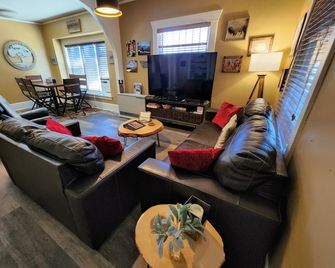 Cottonwood Creek Getaway - Deer Lodge - Living room