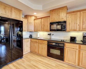 Grand Crowne Resort - Branson - Kitchen