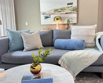 Charming 3-bedroom house in welcoming Wildomar with AC, WiFi - Wildomar - Sala de estar