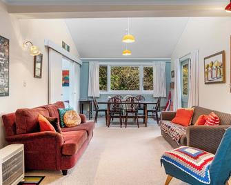 Singlee - Turangi Holiday Home - Turangi - Living room