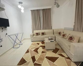 Charming apartment with AC,dahariz beach front,family and friendly peaceful plac - Salalah - Sala de estar