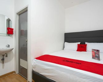 RedDoorz Plus @ Danau Sunter Utara - Jakarta - Bedroom