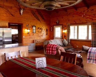 Cozy Log Cabin, Unbeatable Views, Skiing, Pet Friendly! - Pagosa Springs - Dining room
