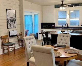 Experience Old Town charm between The Square & SU! - Georgetown - Dining room