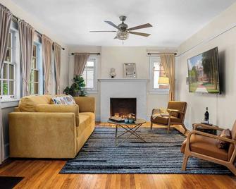 The Gallery at Duckpond - 1930s Historic Charm - Gainesville - Living room